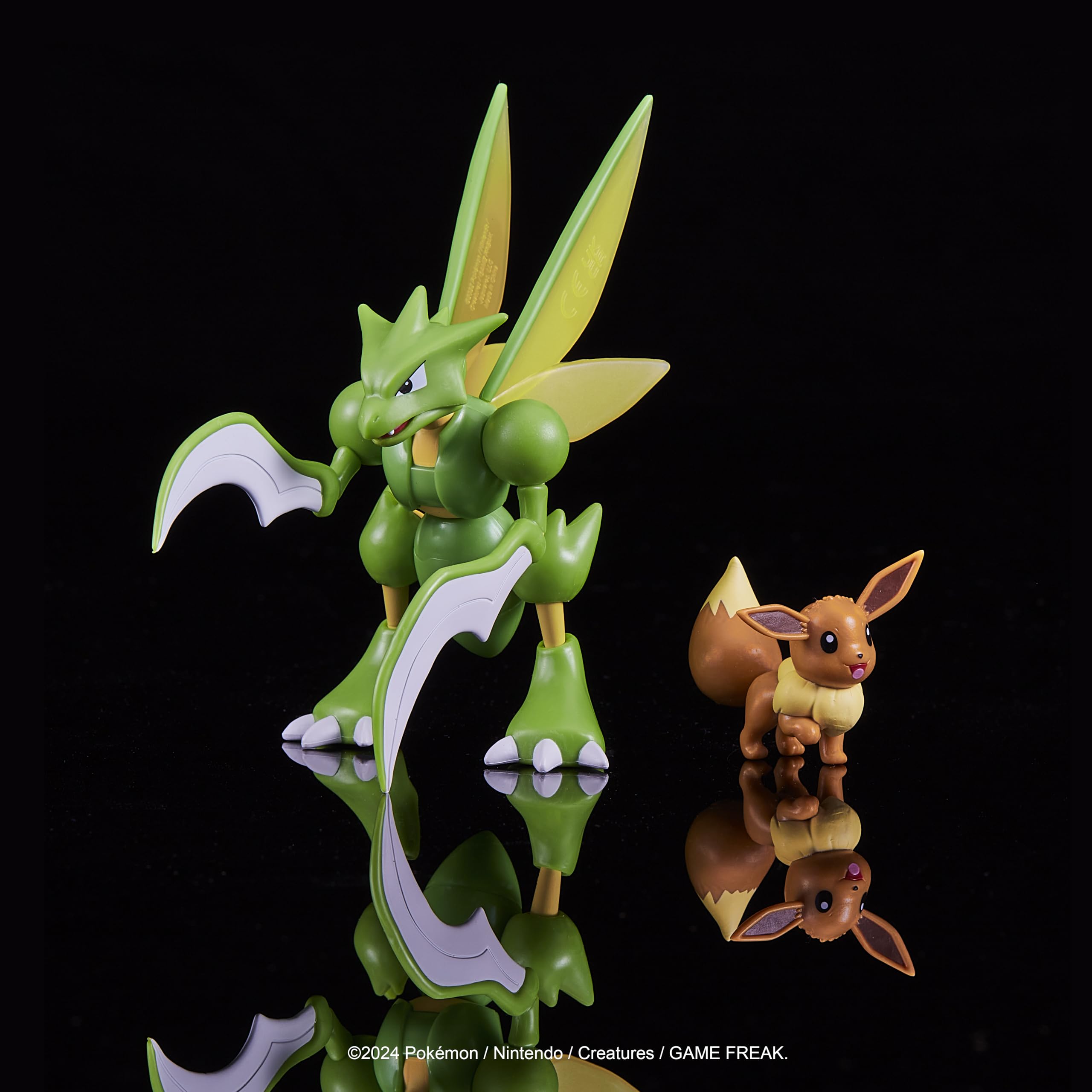Pokémon Fire and Water Battle Pack - Includes 4.5 Inch Flame Action Charizard and 2" Squirtle Action Figures - Amazon Exclsuive